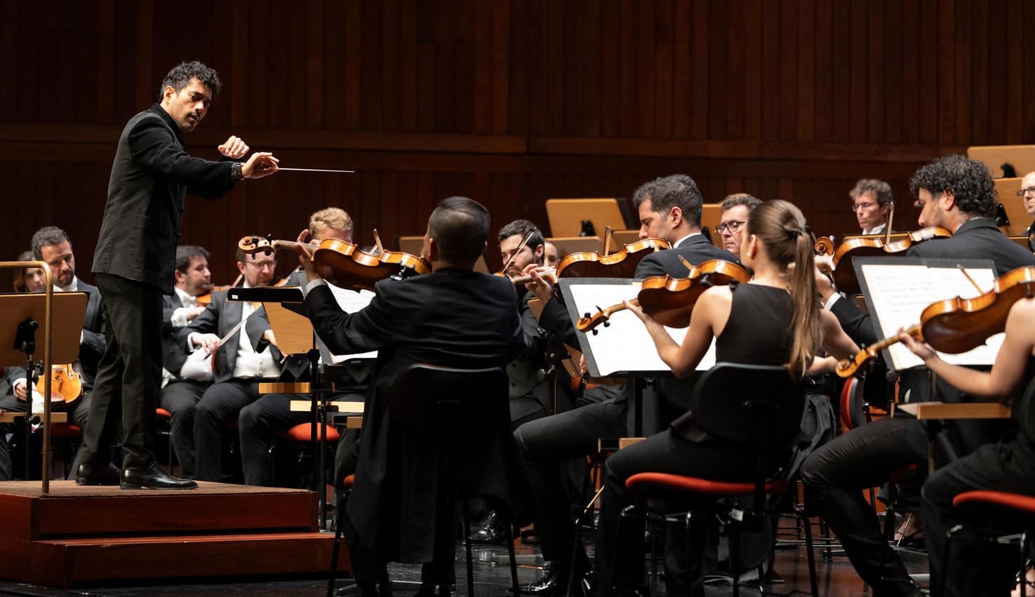 Photo of Conductor Juan Guevara